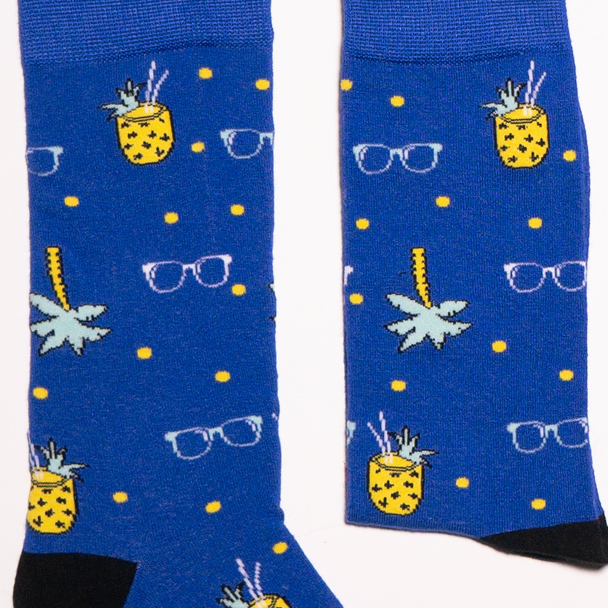 Fruity drinks, palm trees and that California beach feelin' make these socks a summer feel good must have. Soft. Strong. Sustainable. Comfortable. Available in US Men’s 4-8 and 8-12