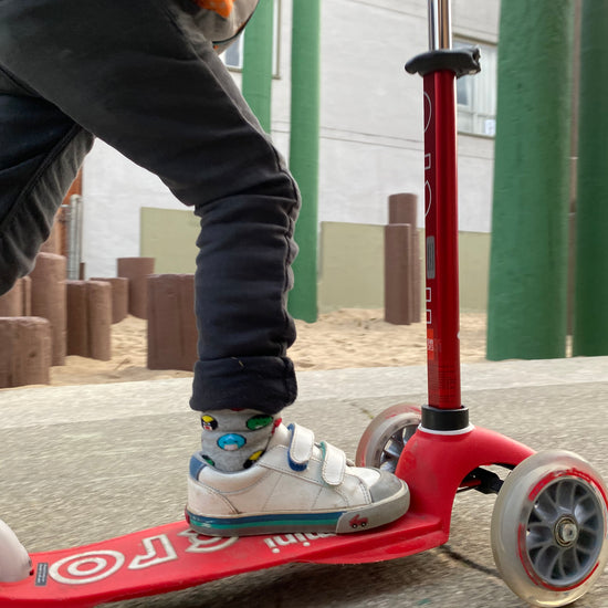 Kids socks with colorful superheroes. Spider Man, Captain America, Iron Man, The Hulk. Made from sustainable bamboo.